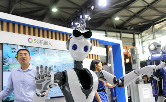 上海：世界移动大会 5G智能机器人展现AI“艺术细胞”