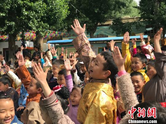 中国儿艺送戏到西藏 克服高原反应公益演出10场