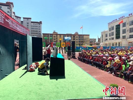 中国儿艺送戏到西藏 克服高原反应公益演出10场