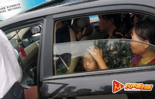 山西临猗：轿车超员有危险 及时纠正除隐患