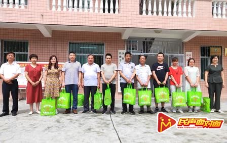 汉阴县铁佛寺镇：酷暑送“爽”激发扶贫一线士气