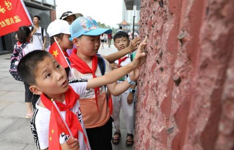 山东沂南：志愿者携手留守儿童红色研学旅行