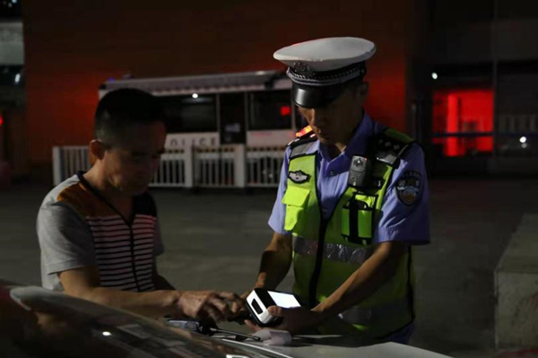沈铁警方“骤雨”行动净化站车环境