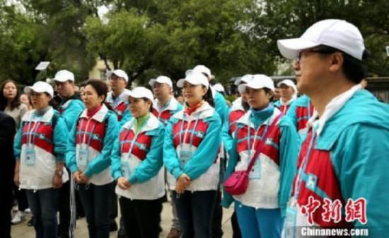 “韩红爱心公益”在藏启动 捐赠医疗设备传递爱心
