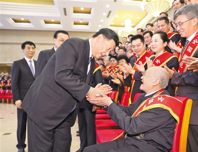 习近平会见全国退役军人工作会议代表