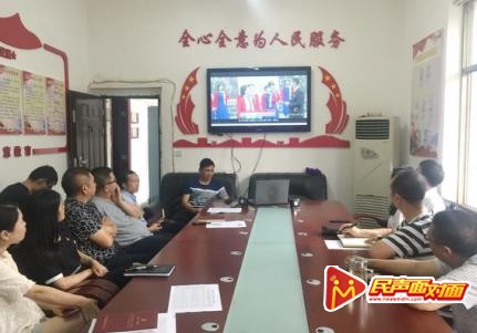 大关县党员教师收看“云岭先锋”夜校访谈七期
