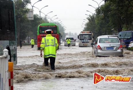 山西临猗交警：雨中排险保安全