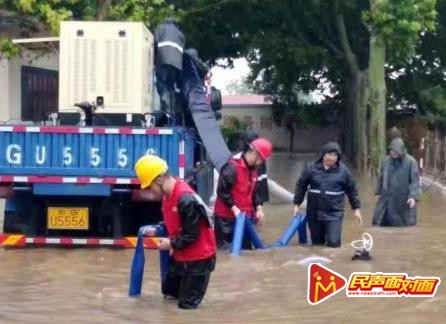 青州市党员干部与群众冒雨整修电路