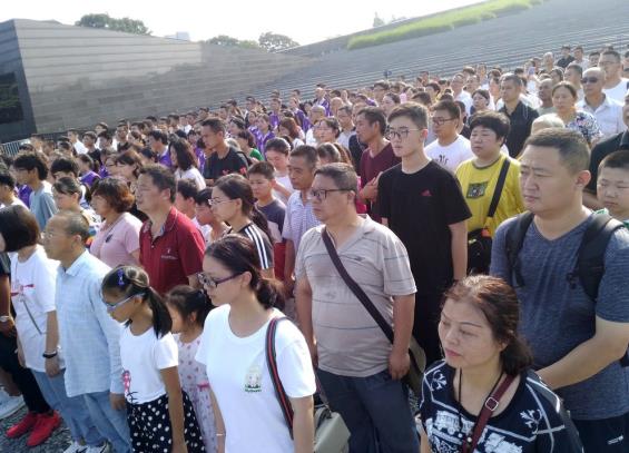 南京举行升旗仪式纪念抗战胜利74周年 缅怀遇难同胞