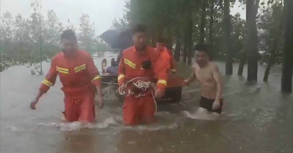 临沂：受台风影响暴雨持续 消防员通宵达旦连轴转挨家搜救被困者