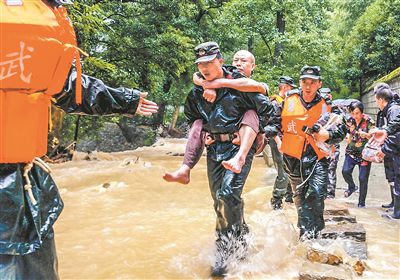 解放军和武警官兵迅即投入抢险救灾