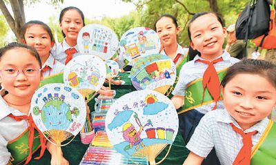 小小志愿者手绘彩扇 传播环保“大道理”