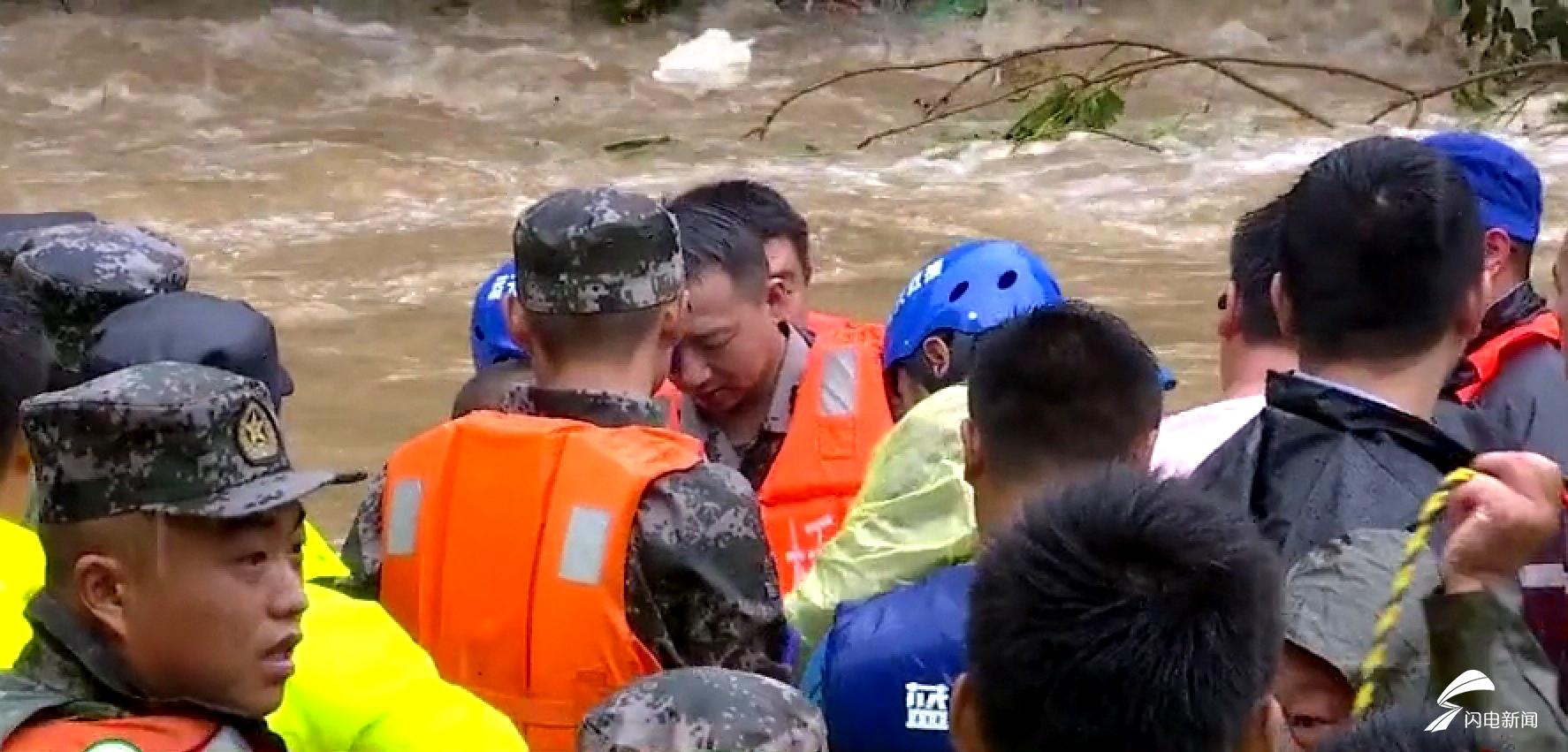 逆行者的挣扎与敢勇，生死劫后与队友再救260人！他说：我能行