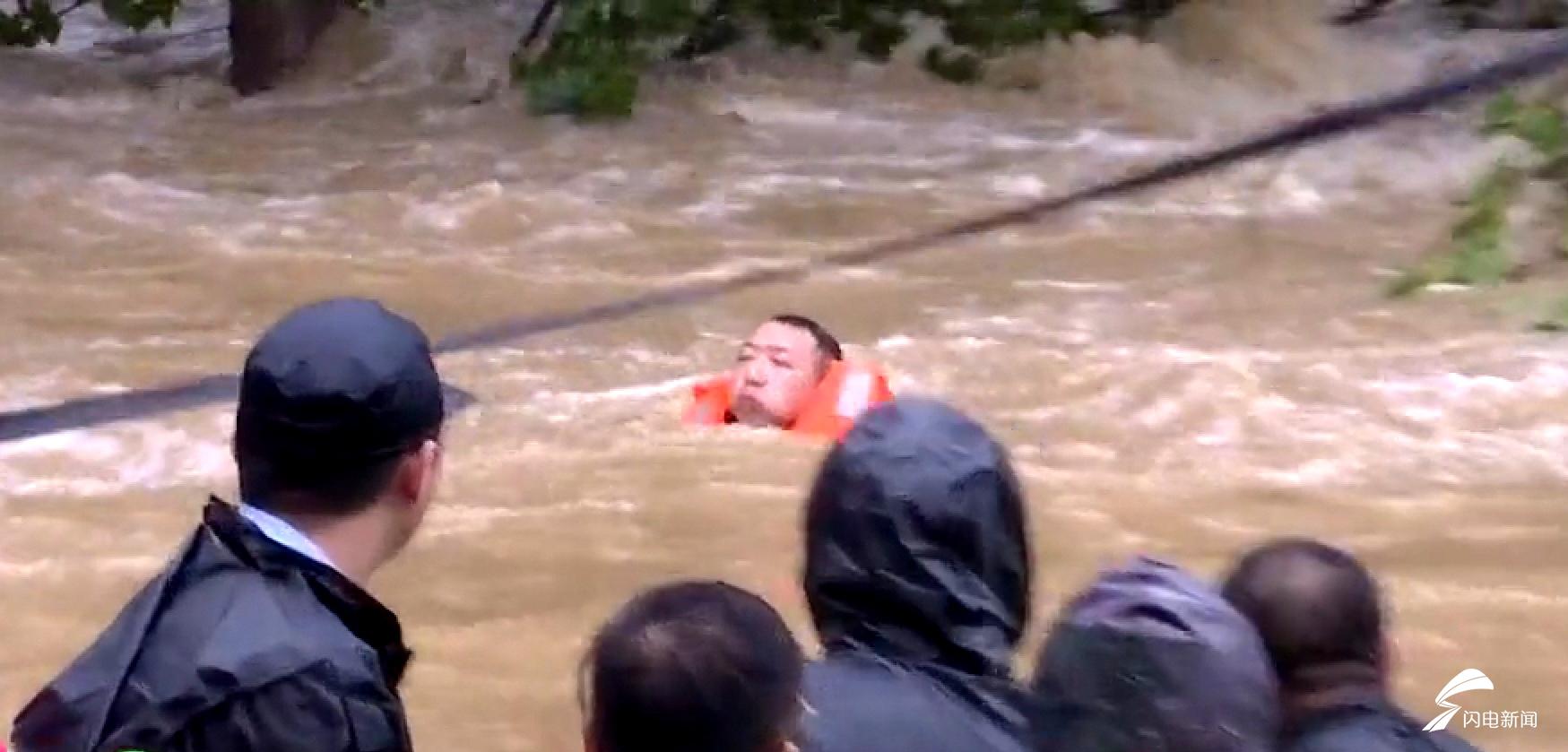 逆行者的挣扎与敢勇，生死劫后与队友再救260人！他说：我能行