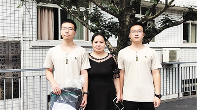 双胞胎考入重点大学 妈妈又喜又忧