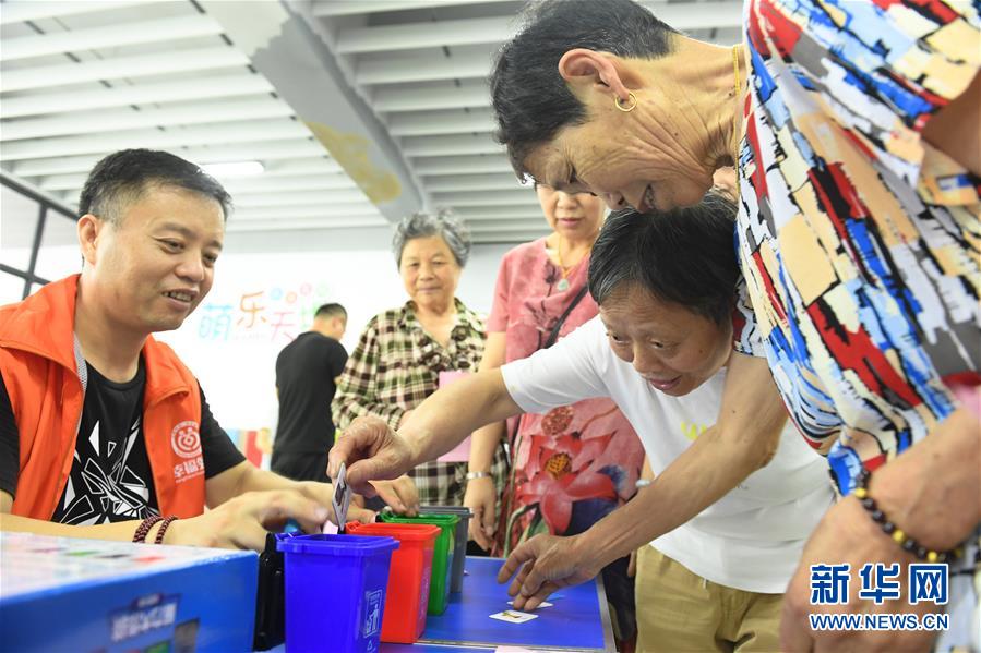 浙江湖州：推行“减桶并点” 优化垃圾分类