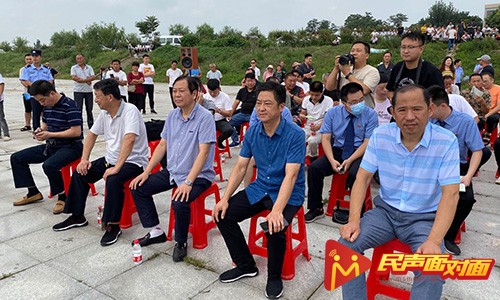 河南新野：刑厅设在河岸边 普法宣传在进行