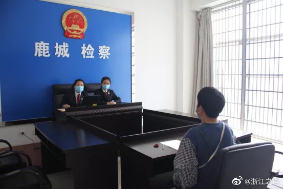 挥菜刀砍断警盾，浙江女子暴力反抗防疫隔离被判一年两个月