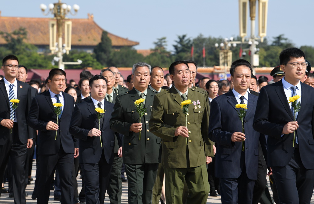 烈士纪念日向人民英雄敬献花篮仪式在京隆重举行