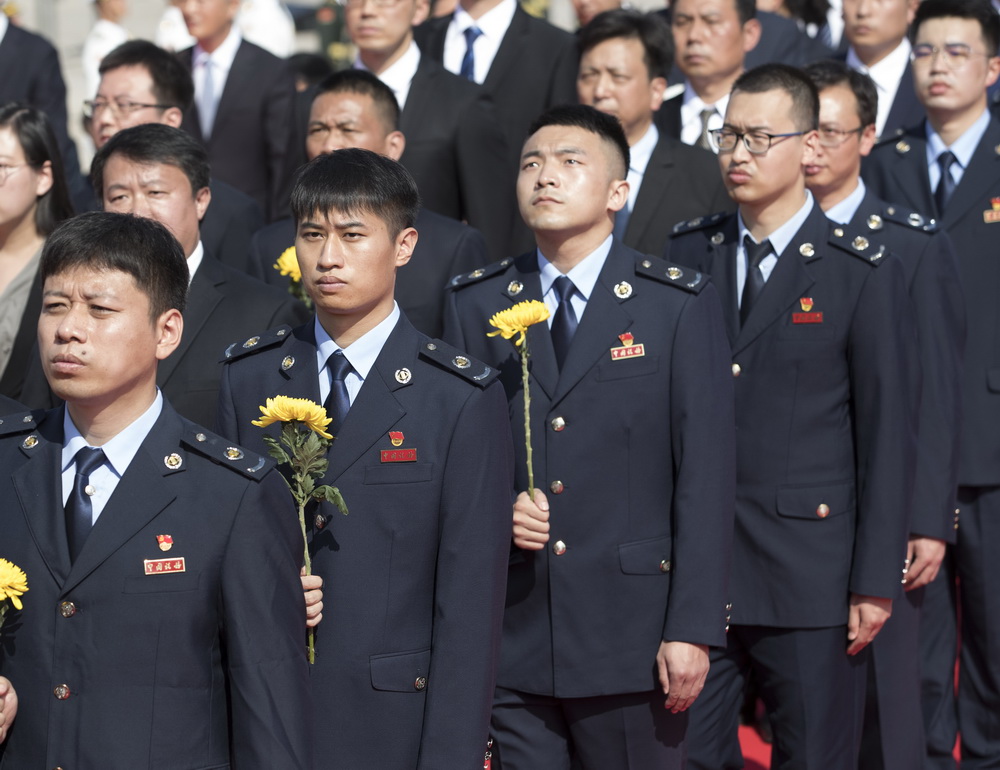 烈士纪念日向人民英雄敬献花篮仪式在京隆重举行