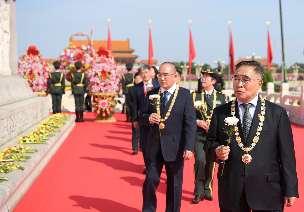 烈士纪念日向人民英雄敬献花篮仪式在京隆重举行