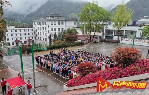 云南大关：向国旗敬礼 向英雄致敬