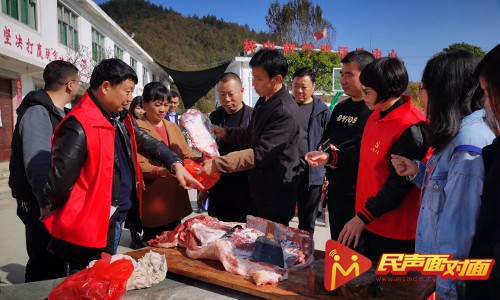 陕西汉阴：：扶贫干部“买买买”　脱贫群众乐开怀