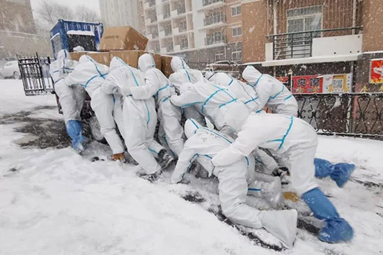 风雪逆行，这群背影温暖大连