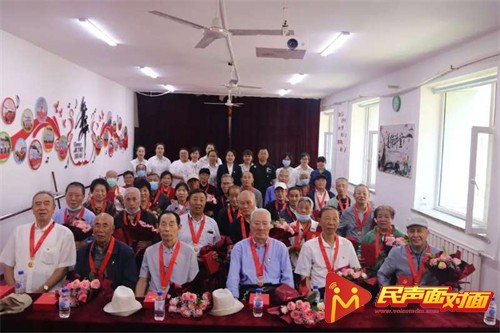 长春南关区：为老党员颁发“光荣在党50年”纪念章