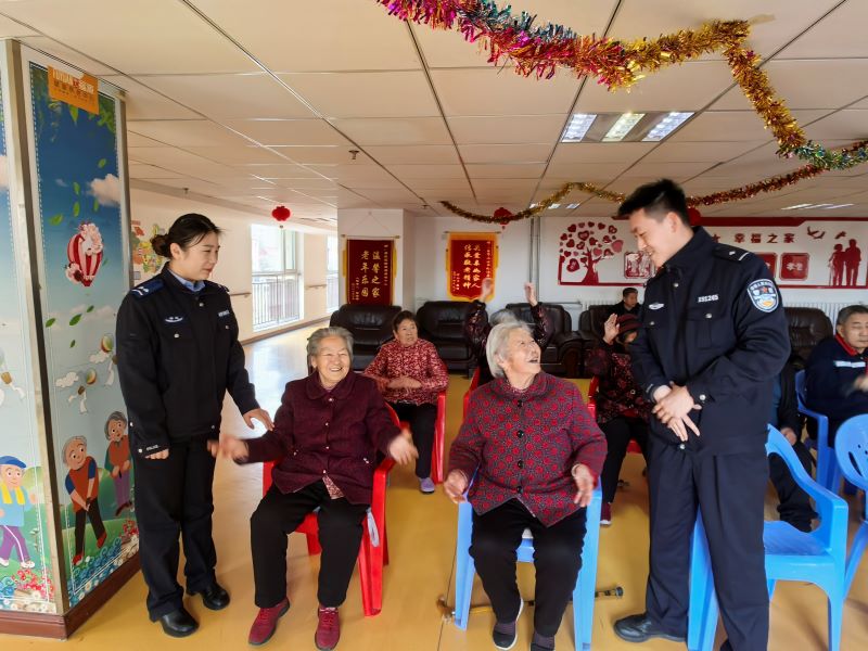 枣庄：派出所“学雷锋日”暖心行动 警民携手共建和谐社区