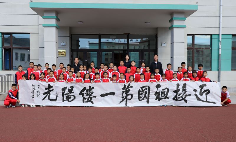 以笔墨丹青传递红色基因 张成生个展走进东极校园